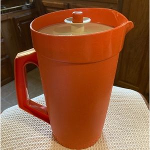 VINTAGE TUPPERWARE 1 QT PITCHER W/ PUSH BUTTON LID